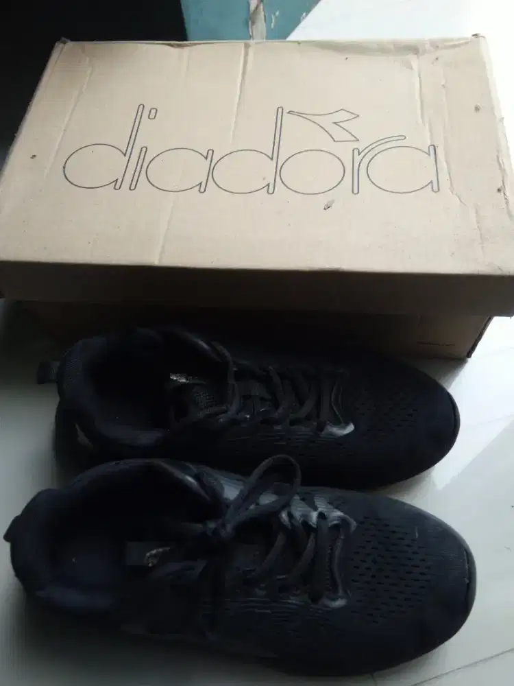 Sepatu sekolah/running