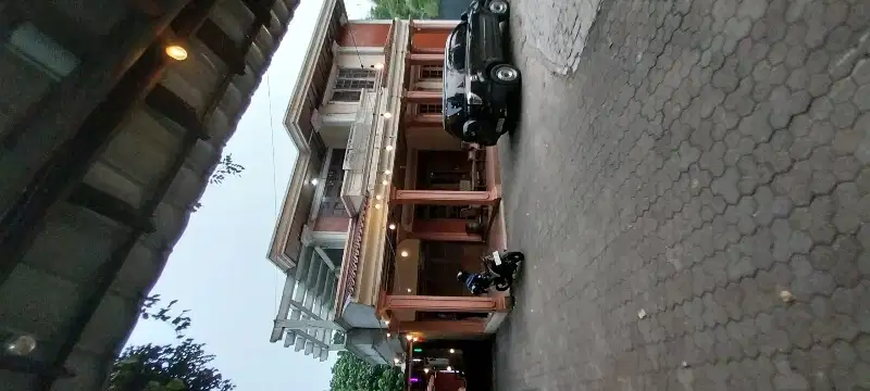 rumah lama dengan luas tanah besar dan lokasi strategis