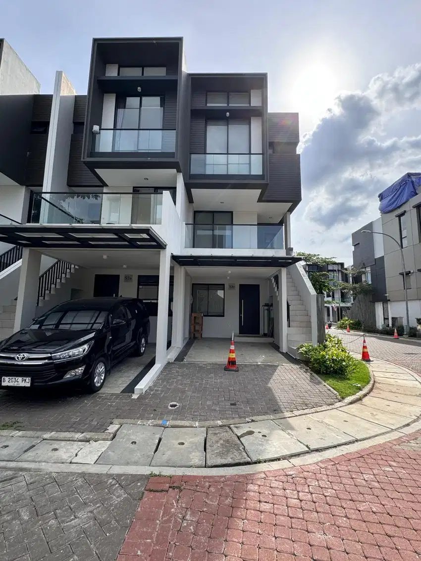 DISEWAKAN rumah HOEK GOLF ISLAND PIK uk 5X15 FURNISHED HARGA 185JUTA!