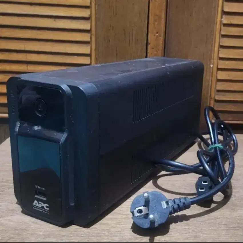 UPS APC BVX700LUI-MS 700VA 360 Watt -off