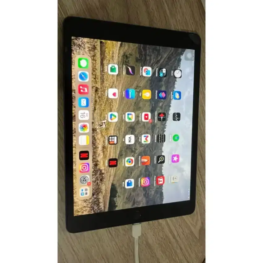 Ipad 9 wifi 64 GB include dusbox charger pen keyboard