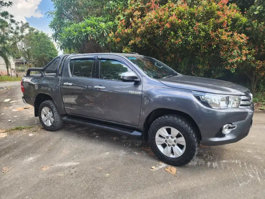 Dijual Toyota Hilux 4x4 V AT 2018 Abu-Abu