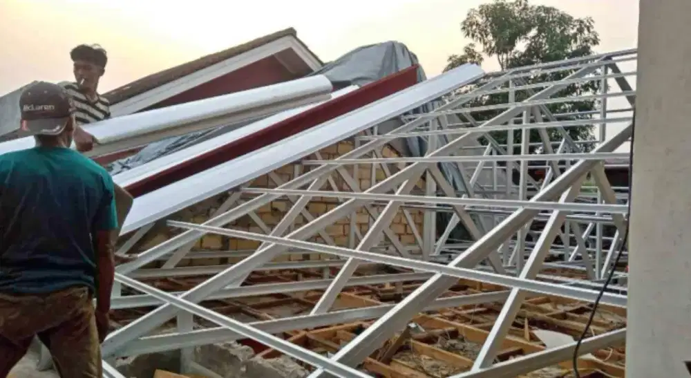 Baja Ringan 0.75 mm Spandek Pasiran 0,3 mm Bongkar Atap Lama