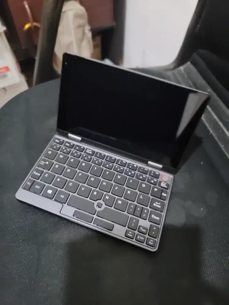 Laptop mungil merk CHUWI 8