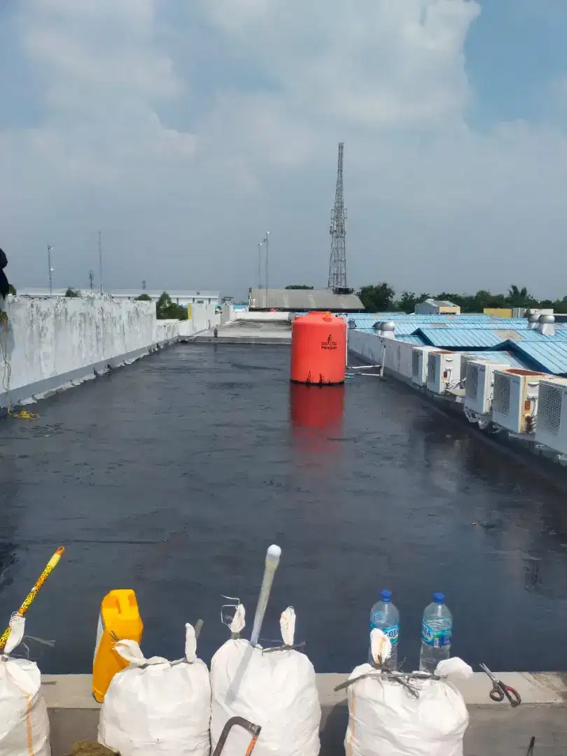 Perbaikan atap bocor