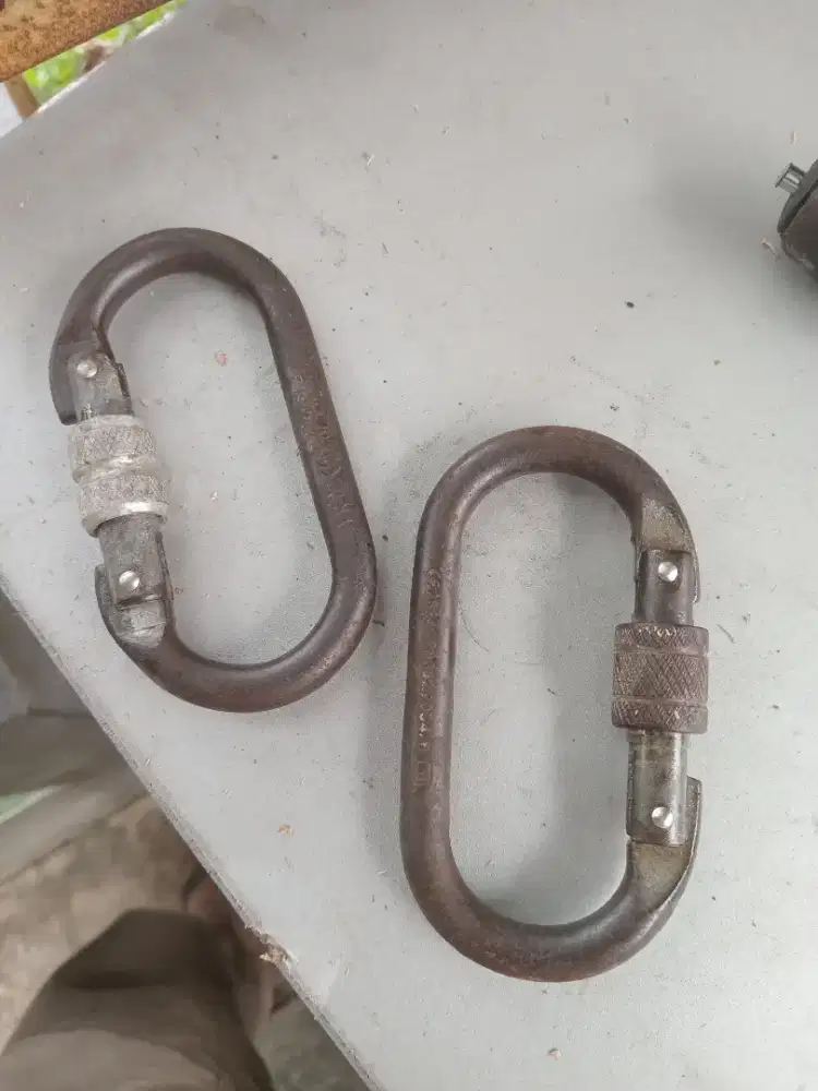 Carabinner siap pakai