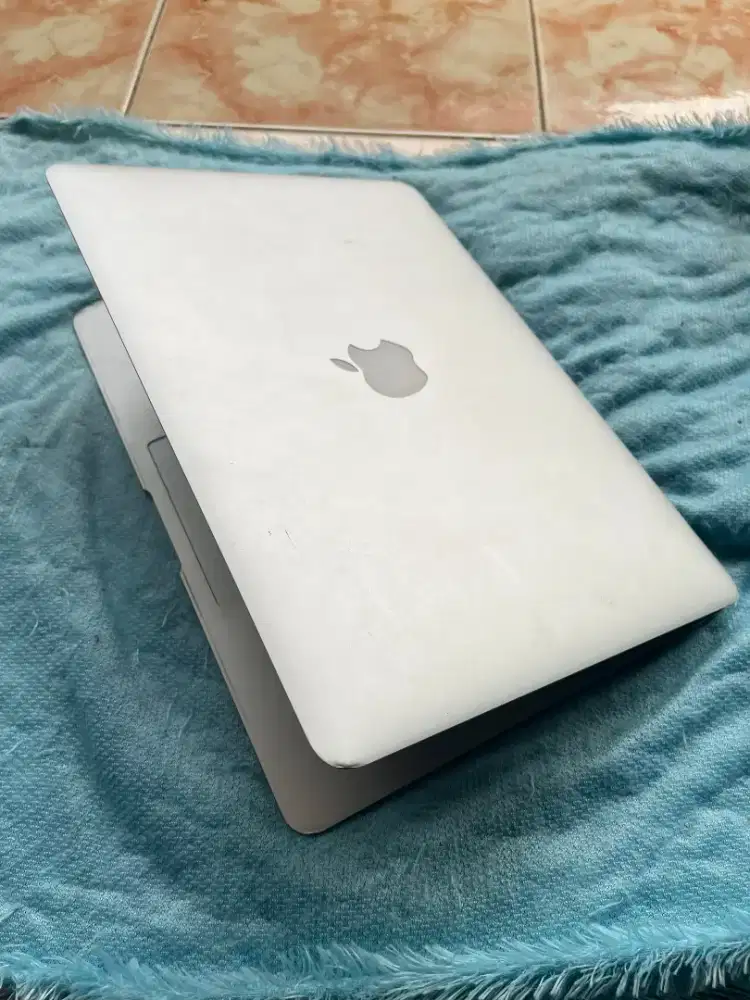 Macbook Air 2015 Cor i5 13 Inch Silver CC x 245 saja