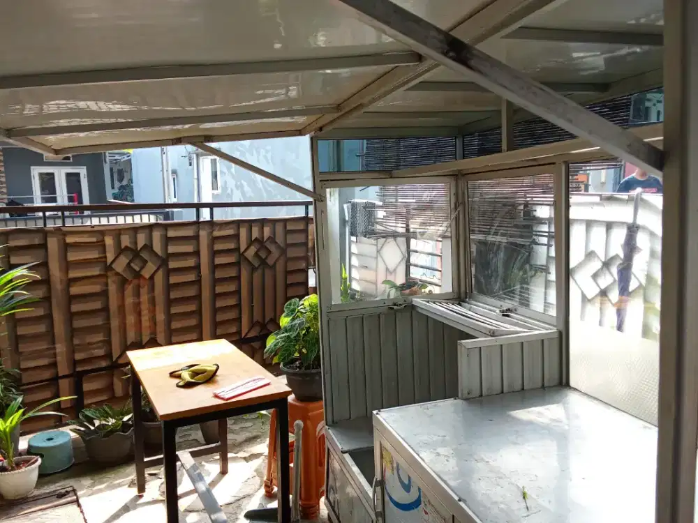 Etalase untuk berjualan sudah lengkap