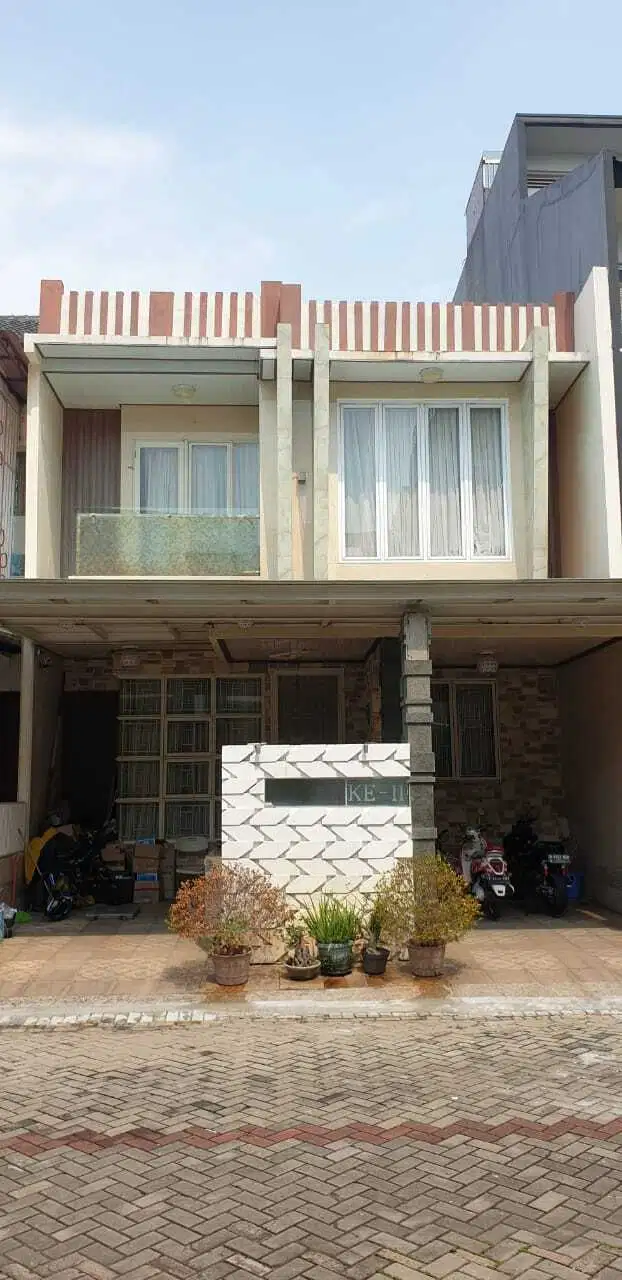 Dijual rumah hdp selatan 2 lt, 8x15 daan mogot baru