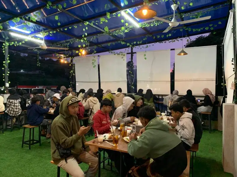 DISEWAKAN CAFE & RESTO, NGABLAK, JL. RAYA SALATIGA - MAGELANG