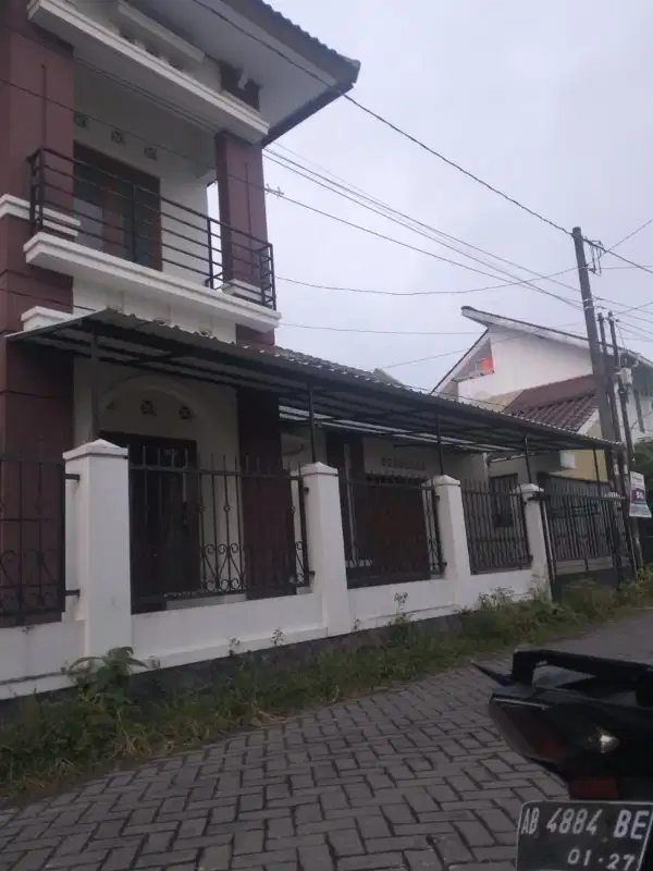 dijual rumah semi dua lantai di dekat Kampus UGM