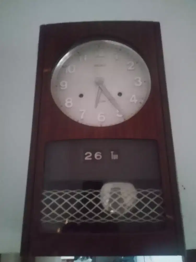 Jam Dinding Vintage Lubang Dua Putar