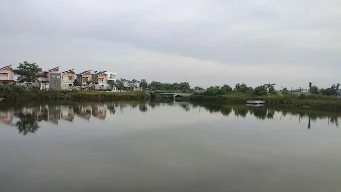Dijual Rumah Bagus Tepi Danau di Cluster Lavesh Harapan Indah