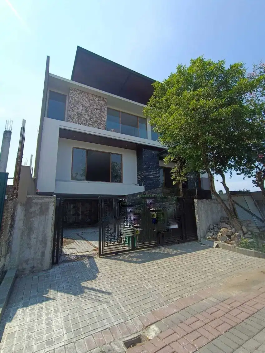 Dijual Rumah Mewah Graha Famili Surabaya Barat 3 Lantai High Spec