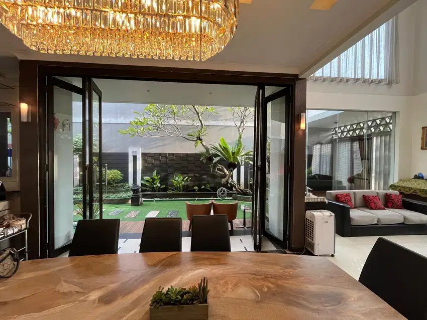 Dijual rumah Huk nyaman adem dengan kolam renang pribadi The Green BSD