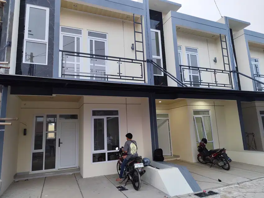 Di jual rumah 2 lantai bagus di Petukangan selangkah ke halte busway