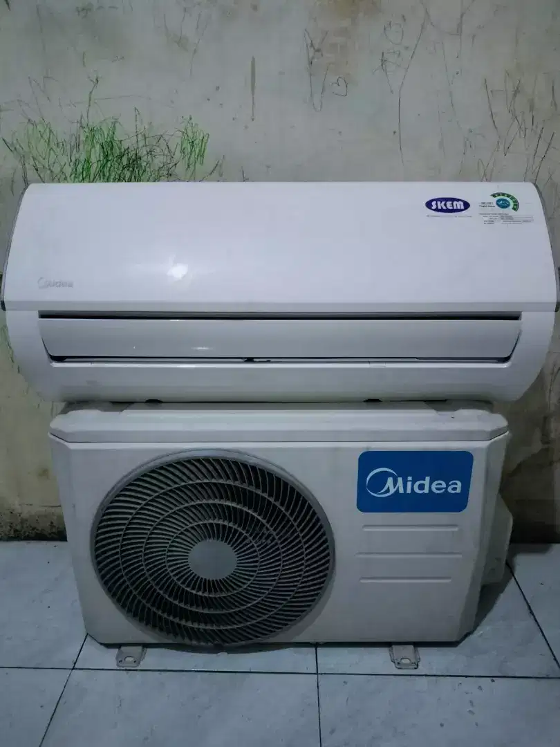 Dijual ac merk midea 1/2 pk bekas/second