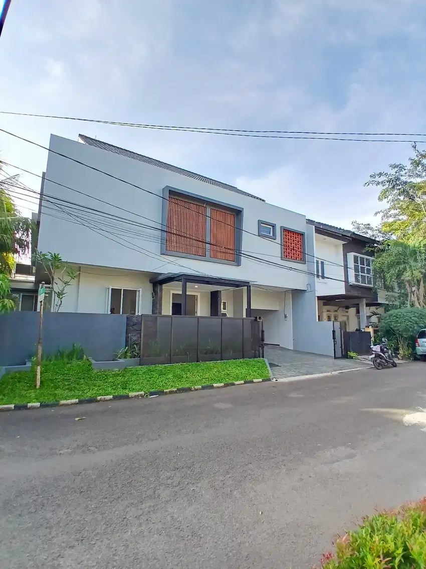 Rumah Posisi Hoek Lokasi Strategis di Sektor 9 Bintaro gb15746