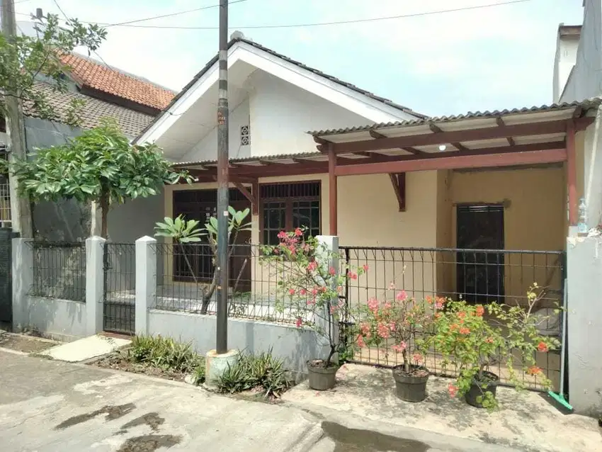 Di jual rumah secondary dalam perumahan tanah luas di sukmajaya depok.