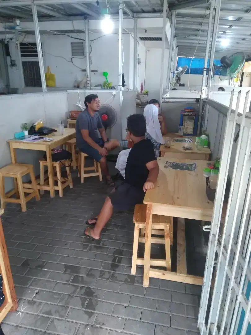 Jual murah dua set meja kursi kayu cocok buat warung mkn dan warkop.