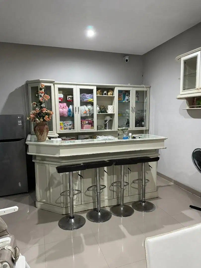 lemari dan meja bar