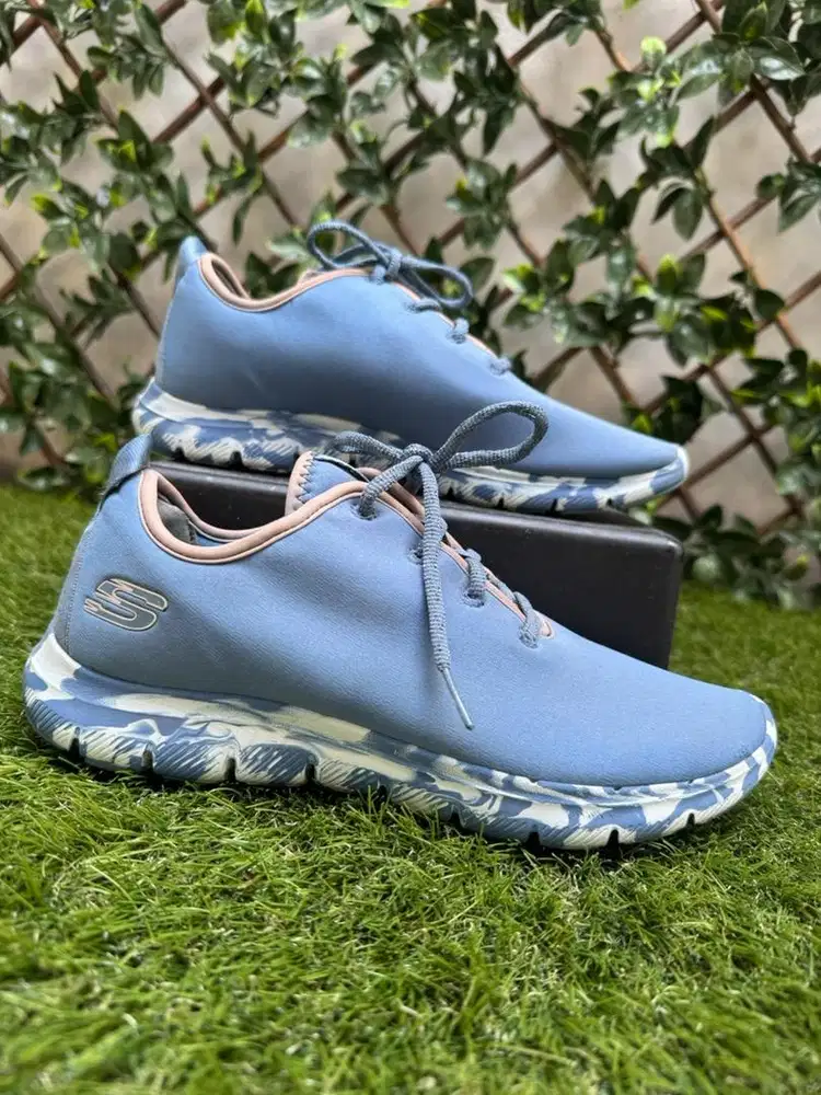 Skechers Wanita – Ukuran 38 (insole 25 cm)