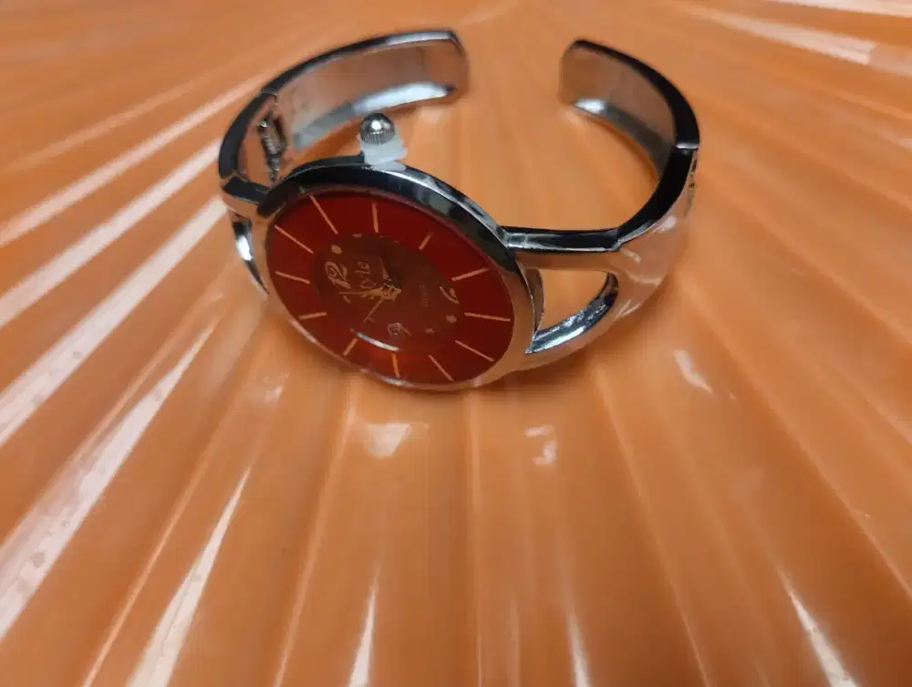 JAM TANGAN GELANG WANITA
LAYAR MERAH