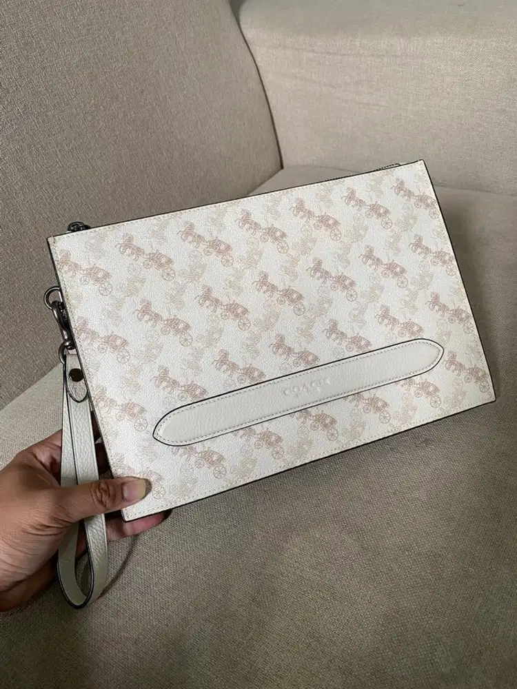 Clutch coach / handbag coach