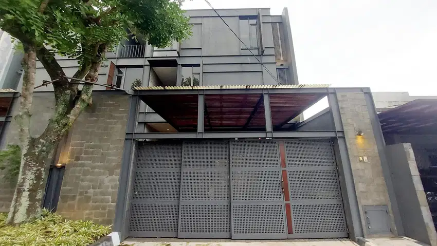 Rumah Cantik 3 Lantai  Semi Furnished Design Open Space di Lebak Bulus