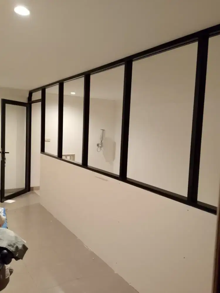 Partisi kaca dan pintu
