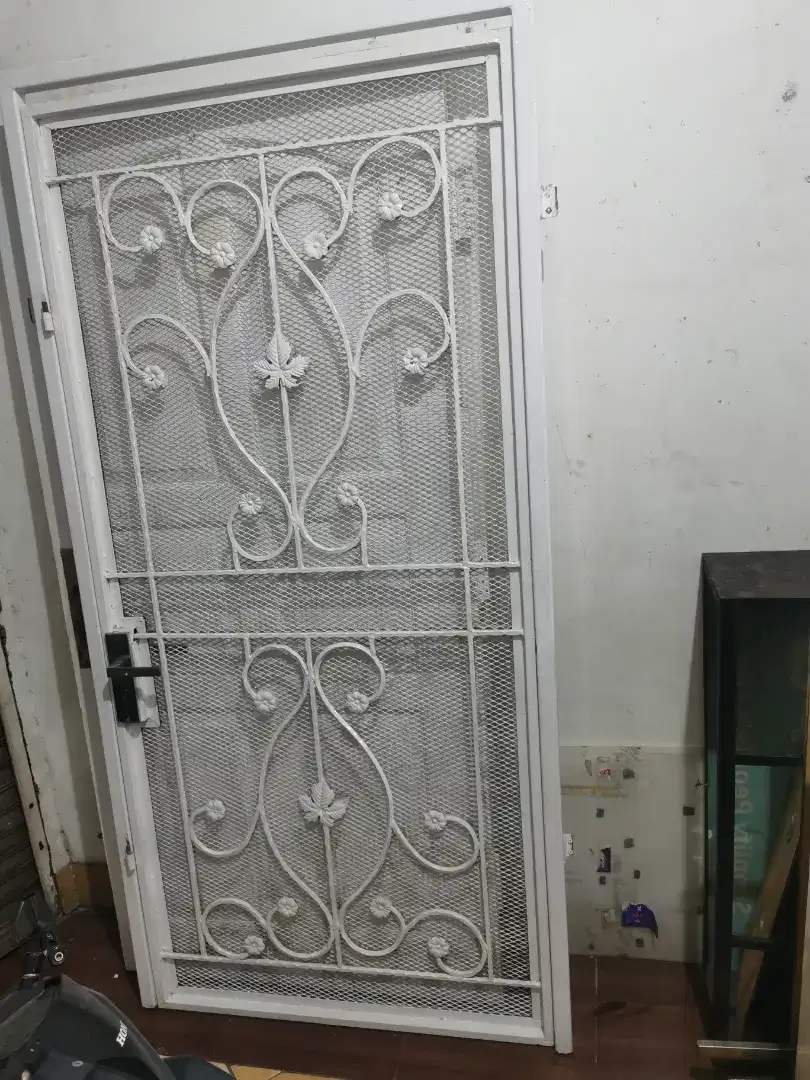 Pintu besi jaring