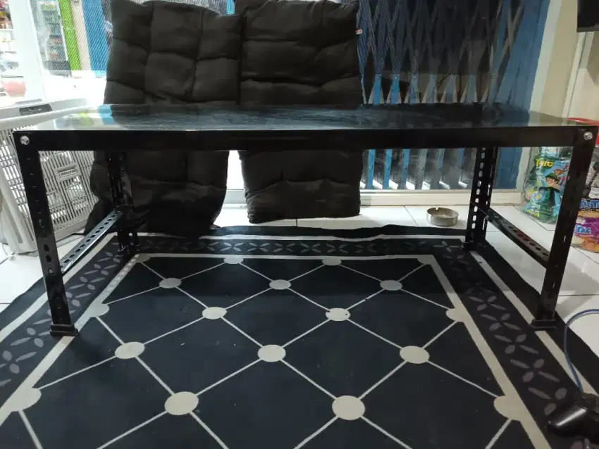Meja besi untuk lesehan