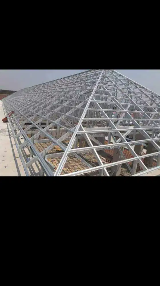 Rangka atap baja ringan terpasang dan plafon PVC