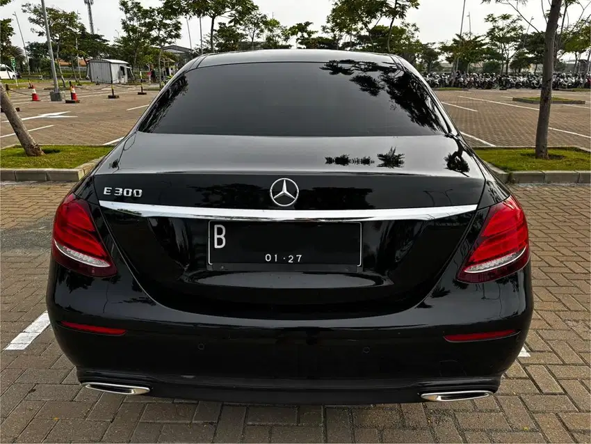 Mercedes Benz Mercy E300 2016 hitam kondisi terawat