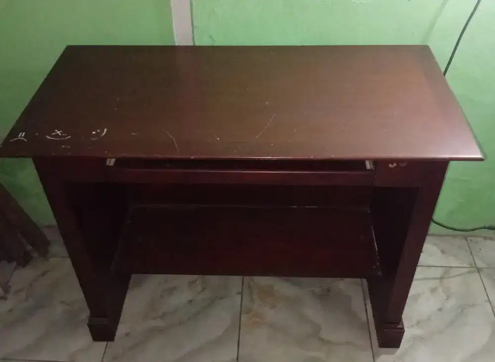 Meja kantor bekas