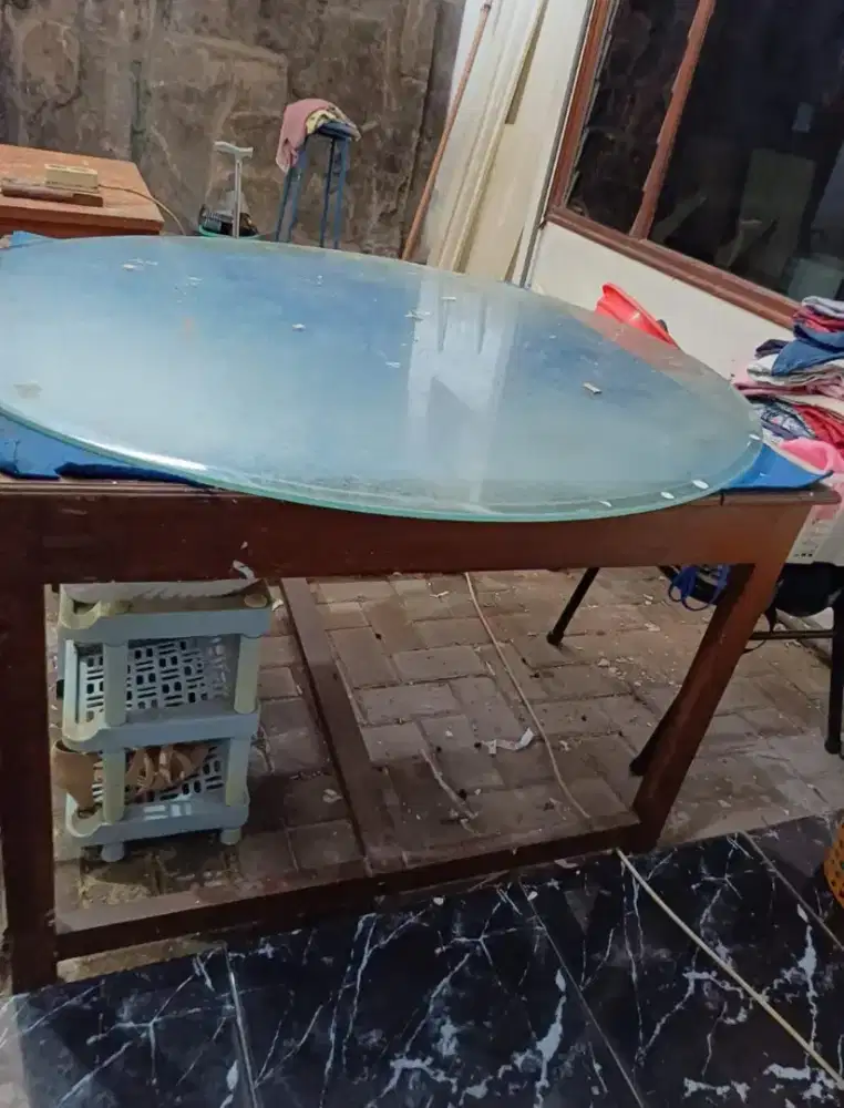 Meja kayu dan kaca bundar