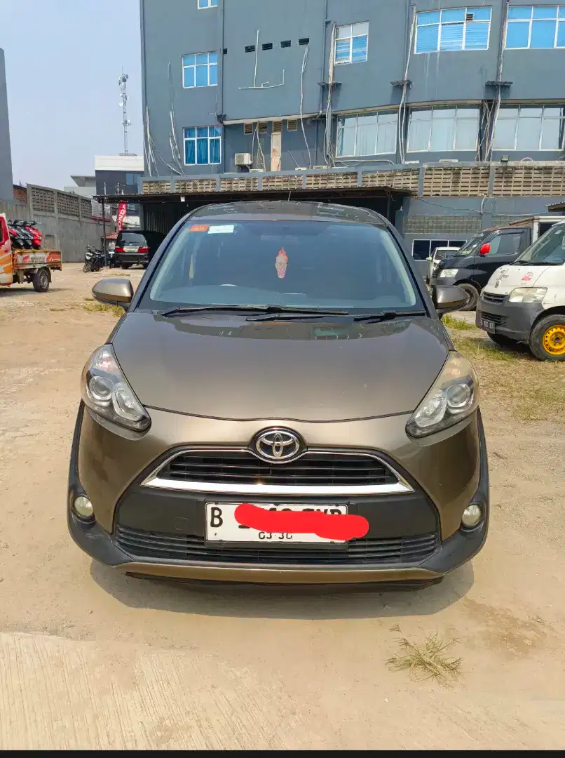 Sienta V AT good condition minus km tinggi perawatan