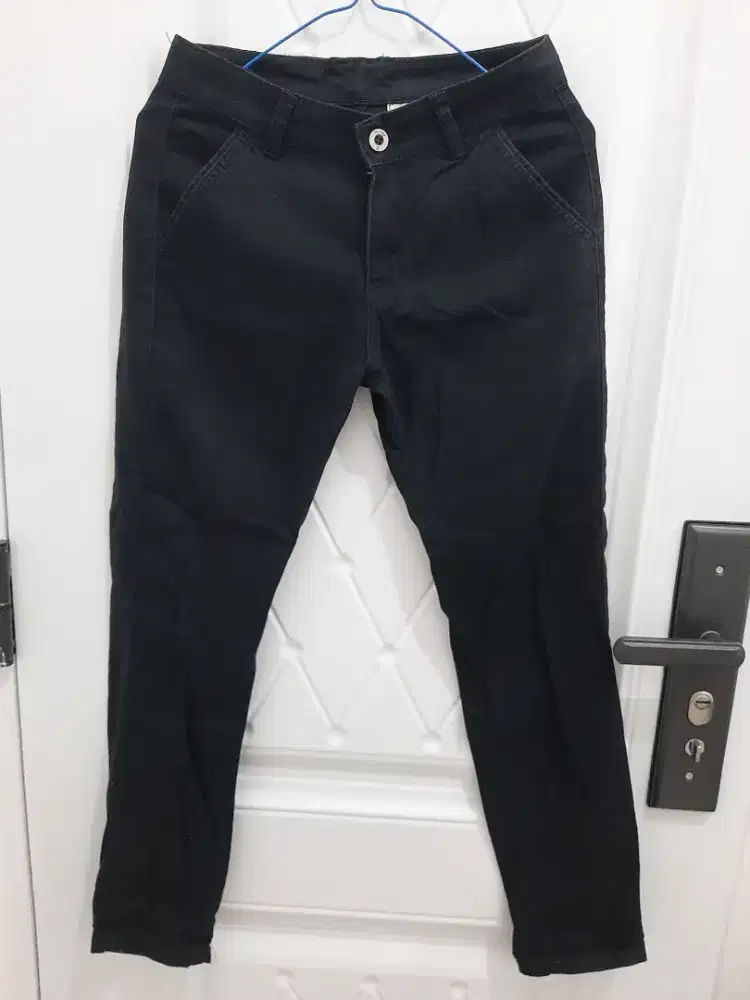Celana pria warna hitam