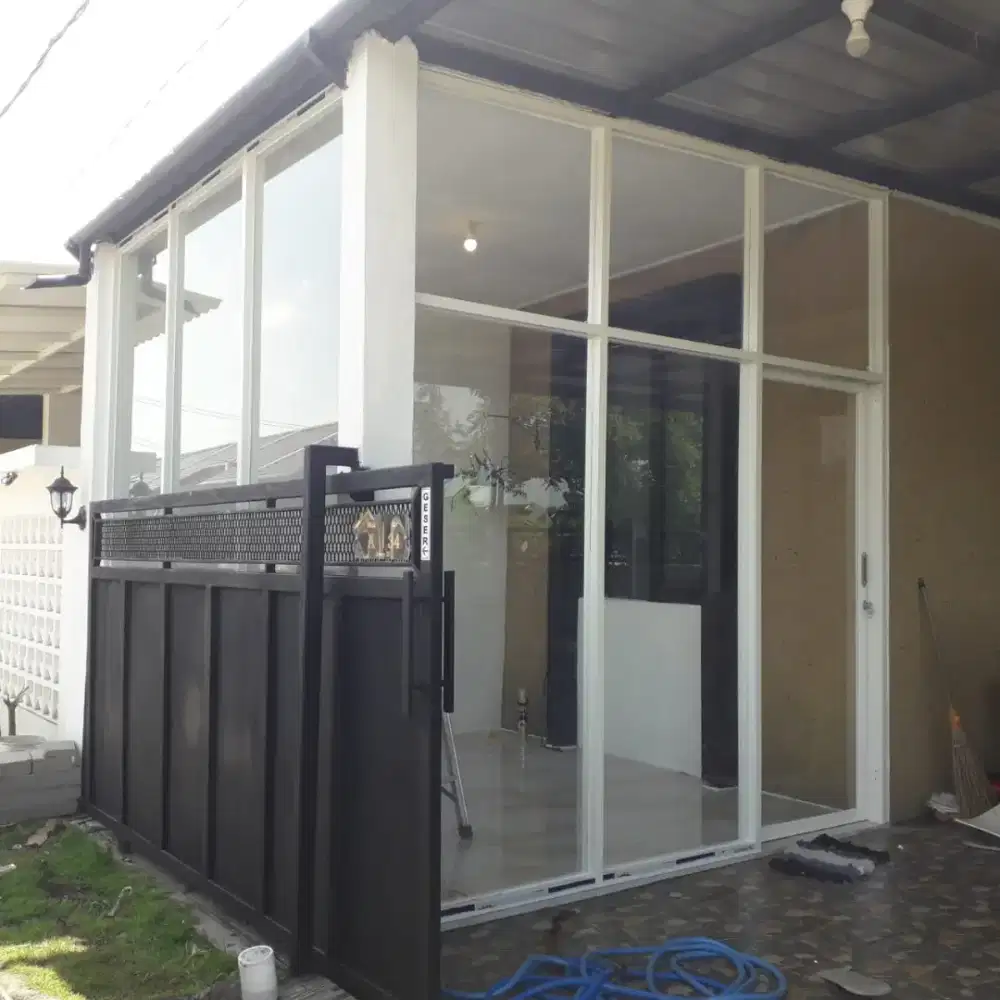 Partisi kaca aluminium