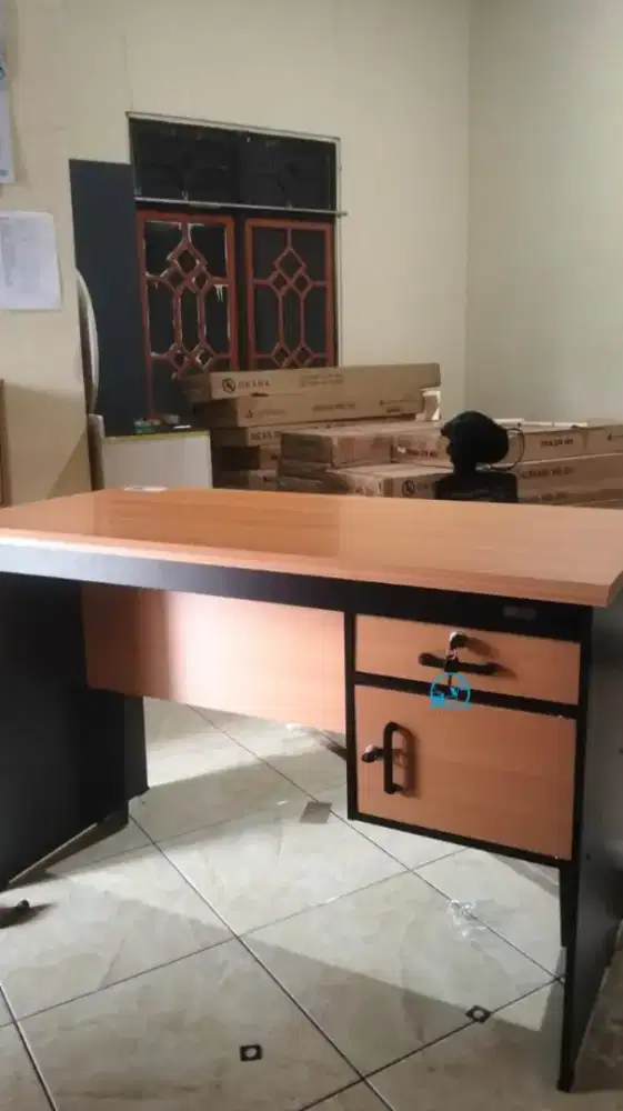 Meja kantor terbaru