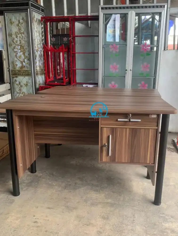 Meja kantor kaki besi