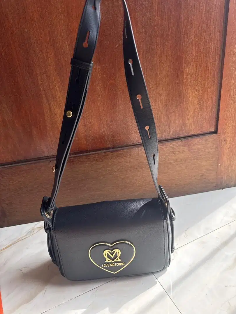 Tas moschino 99% seperti baru buktikan!