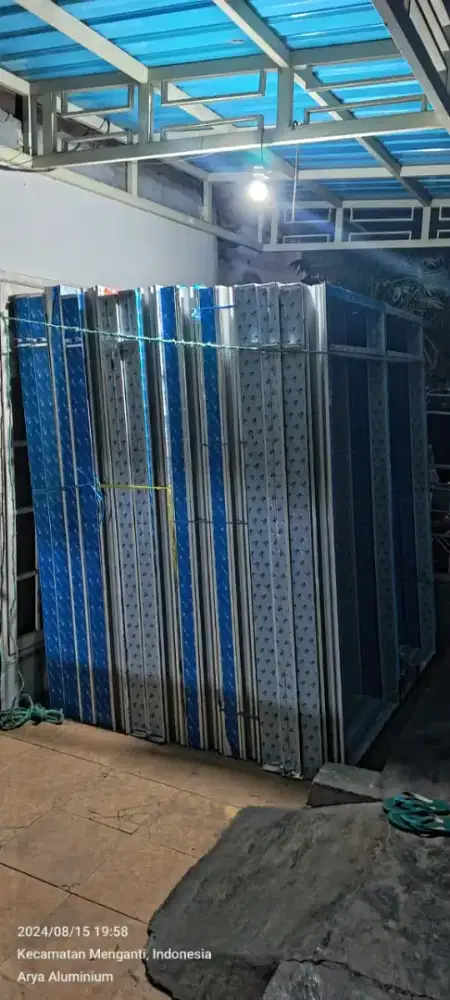 Partisi kaca aluminium