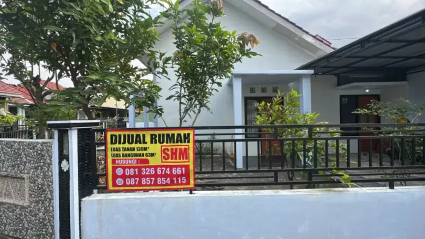 Rumah Pojok tengah Kota di Persona Alam