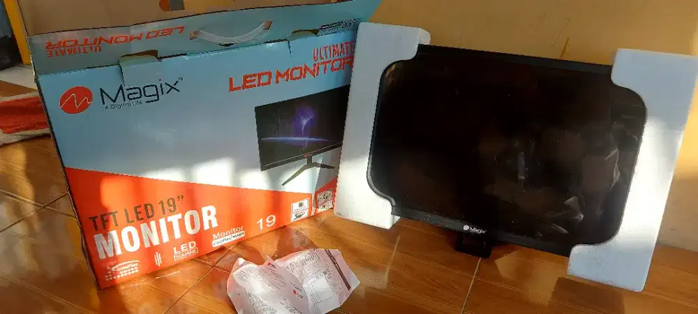 Monitor komputer matrix 19 inch