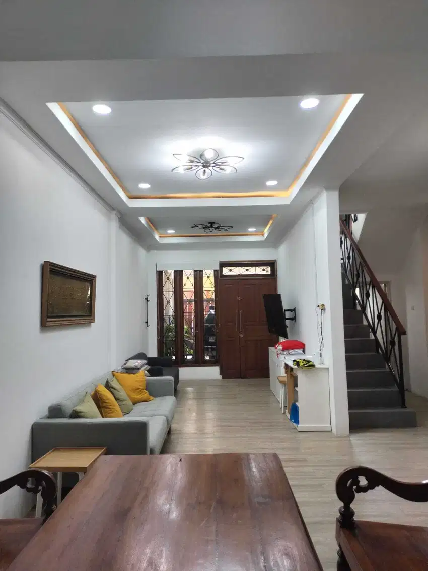 Rumah 2 lantai baru renovasi di pusat bisnis Rawamangun