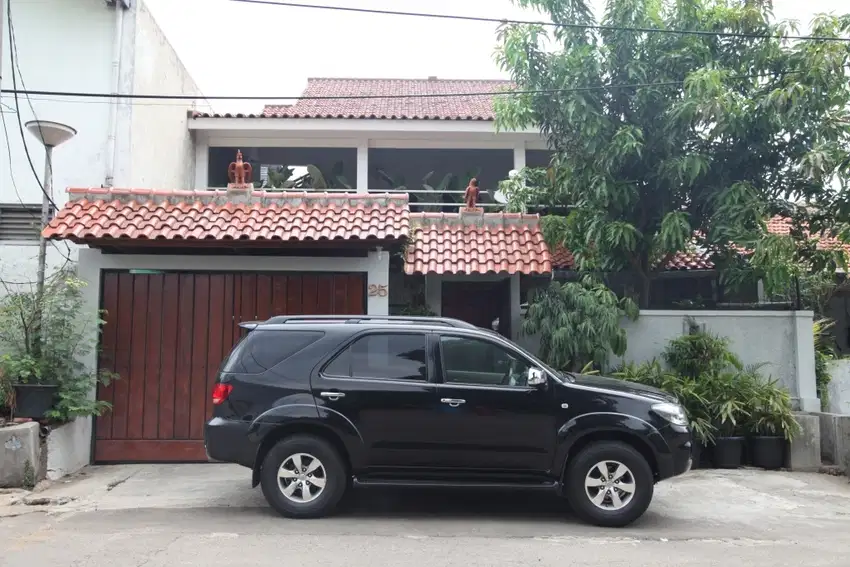 DISEWAKAN RUMAH DI AREA SENAYAN / HOME FOR RENT NEAR SUDIRMAN SCBD