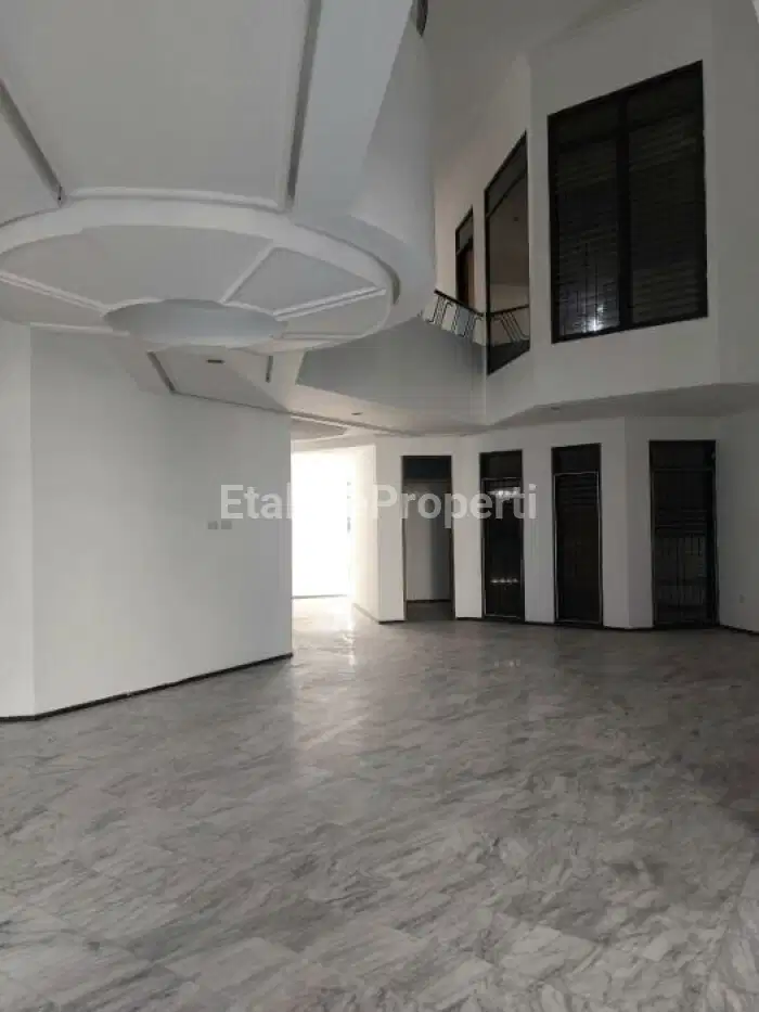 Disewakan rumah raya dharmahusada indah