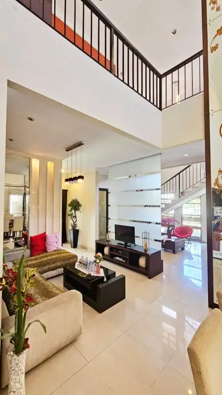 Dijual rumah mewah 2 lantai Central Park A.Yani semi Furnish Hook