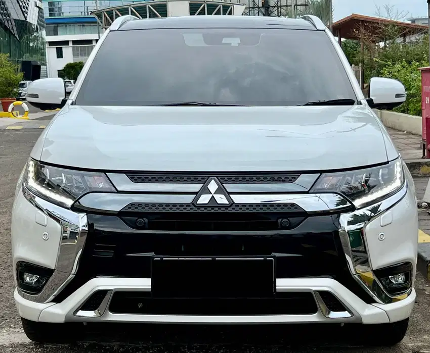 MITSUBISHI OUTLANDER PHEV 4WD AT TAHUN 2019